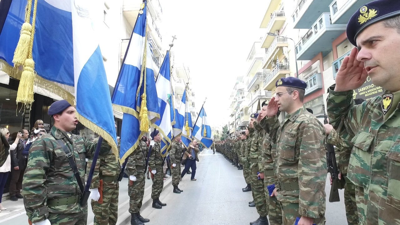 Στρατιωτικοί τραγουδούν τον εθνικό ύμνο πριν την παρέλαση (video)